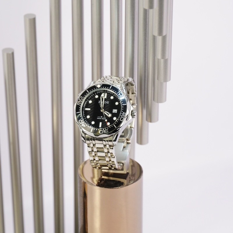 Luxury Stepped Aluminum Tube Lighted Watch Display Stand